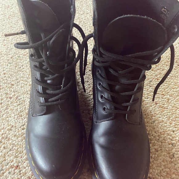 Size 8 Doc Martens. Great used condition with barely any scuff marks ( see pics) - Picture 7 of 9
